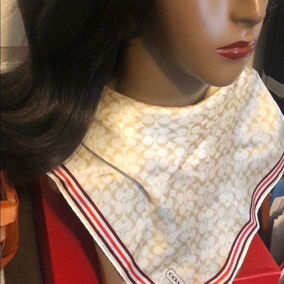 The gorgeous coach scarf in cream, a simple elegance for your outfit 😍 - Picture 2 of 8